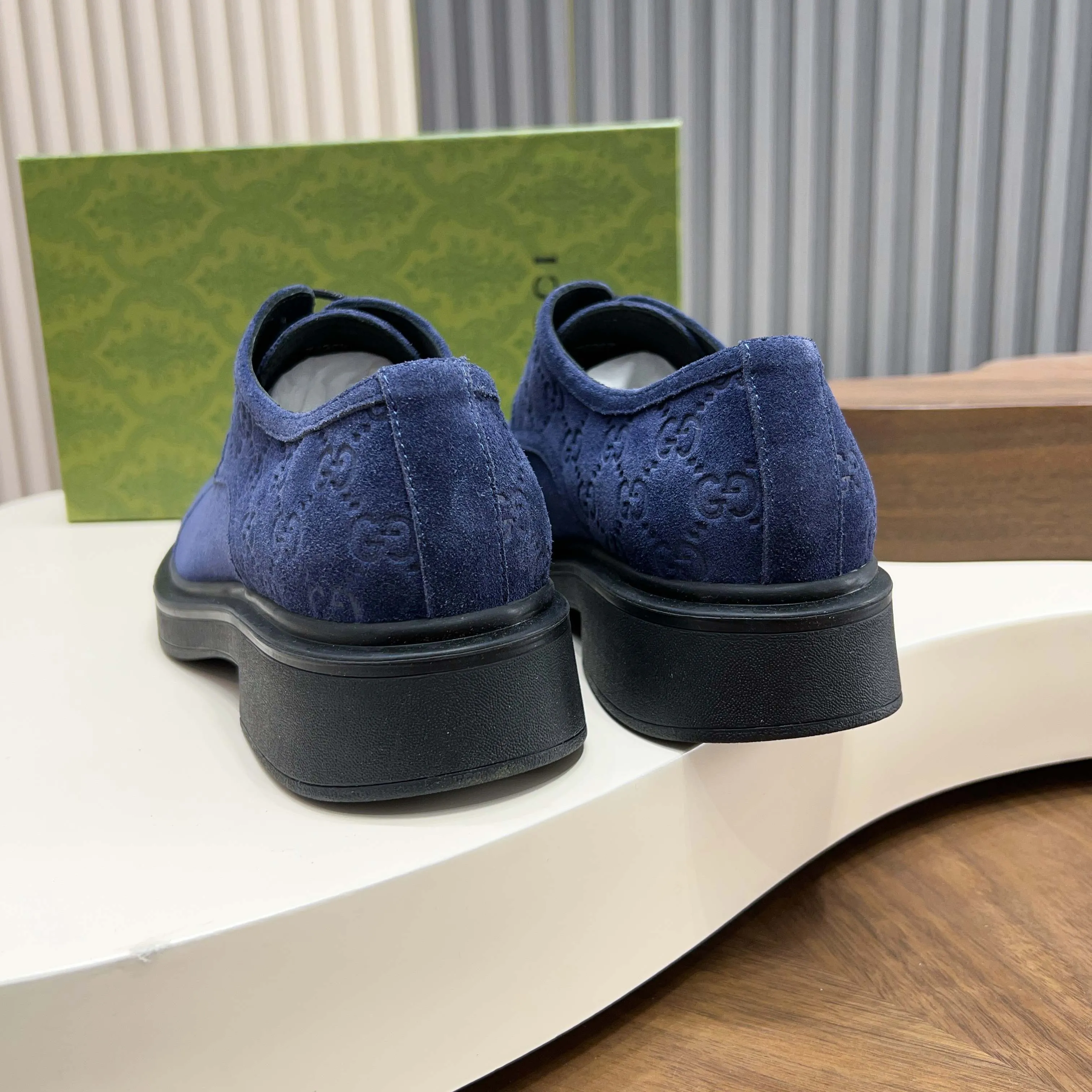 💰780 Gucci/Gucci new men’s lace-up shoes with GG details, matte cow leather derby shoes! The design of this men's lace-up shoe is rooted in the brand's heritage. Crafted from premium waxed cow leather, it is embellished with GG printed embossed suede leather details, a nod to Gucci's iconic monogram. The rubber sole decorated with GG pattern adds a touch of modern fashion to this design. Typical three-joint style design. European and American classic version, full calfskin lining. The overall upper texture is soft and the lining is comfortable and breathable. 2CM thickened soft rubber sole, easy to control. Versatile and stylish upper foot, multiple colors available to meet different matching needs, complete package! Size: 39-40-41-42-43-44 leather shoe size (38.45.46 can be customized)